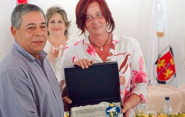 santo-domingo-ciudad-ambiental1 Mercedes de Merced entrega a Roberto Salcedo la placa