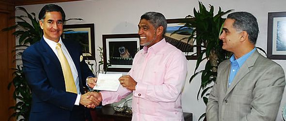 tropigas-donacion-medio-ambiente-bomberos-forestales Tropigás dona a Medio Ambiente un millón de pesos para equipar bomberos forestales