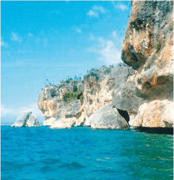 Bellos acantilados , de rocas blancas y rojizas, bordean las costas de Pedernales y Barahona.