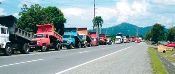 Camioneros protestan cierre extracción materiales Bonao