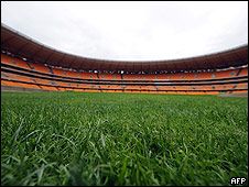 regar-agua-no-potable Para regar la grama de los estadios se utiliza agua no apta para el consumo.
