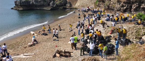 Miles retiran basura de playas