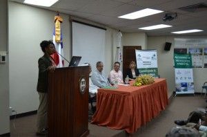 Audiencia Presentación del Plan de Manejo del Parque Nacional Montaña La Humeadora. En primera fila representantes de la Universidad UHPHU, Ministerio de Ambiente y una ONG: Floresta. En la segunda y tercera fila: representantes de las comunidades del Duey, Rancho Arriba, y Los Cacao. Cuarta fila: representante de CODOCAFE.