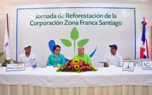 Mario Tejada, director provincial Medio Ambiente; Sra. Inmaculada Adames, Vicepresidenta de la Junta Directiva Plan Sierra; Miguel A. Lama R., presidente Corporación Zona Franca Santiago; Luis Eduardo Peralta, Director del Plan Sierra.