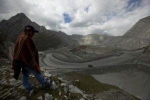 Mayqui Amado, observa hacia la mina Antamina en San Marcos, Perú, sobre una propiedad que está en disputa, el 14 de mayo de 2013.