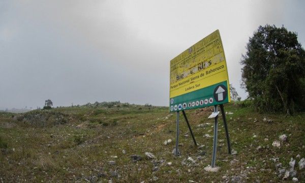 Letrero despintado "Bienvenidos al Parque Nacional Sierra de Bahoruco" 