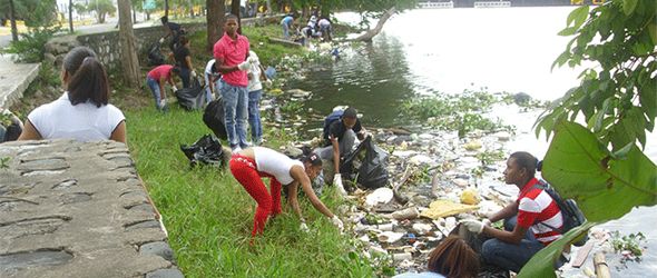 Realizan jornada de limpieza en Río Ozama por “Día Internacional del Agua”