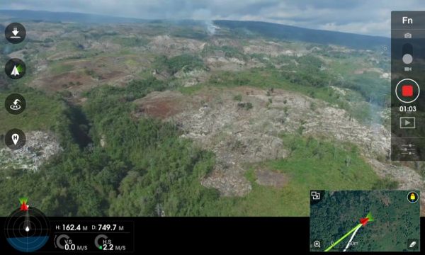 En esta captura del iPad podemos ver la deforestación desde el punto del vista del drone. Abajo, inserto, el mapa de navegación correspondiente al 2012. Existe una marcada reducción de la vegetación.