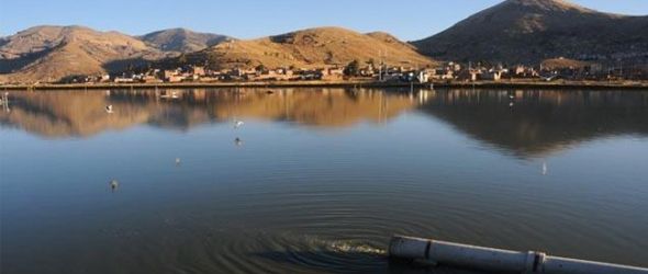 Las aguas del Titicaca cambian de color por la contaminación