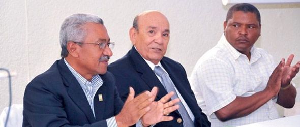 Ricardo García, Augusto Rodríguez, y Julio Espinosa durante la presentación de la memoria institucional del Jardín Botánico.