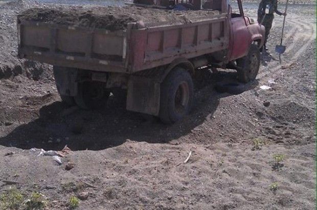 Puerto Plata,- La director provincial de Medio Ambiente de esta ciudad, Carlos Finke Herrera, informó que fue apresado un hombre que fue sorprendido extrayendo arena del rio Bajabonico en el distrito municipal de Belloso en Luperón.  Finke, dijo que el detenido es Rafael Evangelista Polanco Peña, cédula 121-0001617-4, quien conducía el camión Nissan, color rojo, placa S-000373, el cual fue incautado.  Explicó que el apresado será sometido a la justicia por violación a la ley 64-00 de Medio Ambiente y Recursos Naturales.