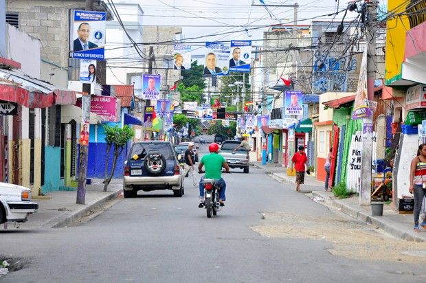 Propaganda política se "come" el cableado en Santiago