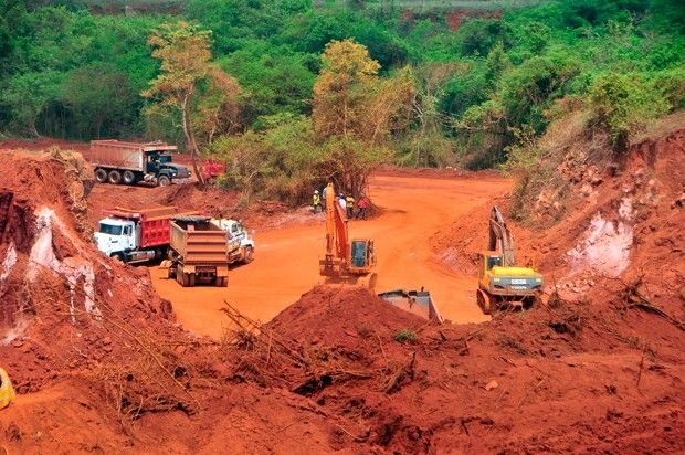 Hablarle a los residentes de Pedernales de que la mina de bauxita dejará de operar pronto equivale a darle una noticia trágica en estos días, con consecuencias severas a futuro.El tema se menciona por todos lados. La gente se junta en el parque central, se están recogiendo firmas de personas que favorecen que la empresa siga abierta, se realizan reuniones, se elevan oraciones al altísimo y se ha logrado coincidencia de intereses en torno a “convencer al Gobierno” de que, por ahora, la decisión tomada sobre el tema es incorrecta.  Hasta ayer al mediodía se habían recogido 6,000 firmas (y se buscan más) a través de varios grupos apostados en puntos diversos de la provincia, para demostrar a las autoridades del Ministerio de Energía y Minas (MEM) que la gente quiere que la extracción de la bauxita continué, y que de no ser así se pondrá en juego el sustento de 500 empleados directos y de otros 6,000 indirectos, cuando se suma a los suplidores de alimentos, las ferreterías y otros componentes.  Una de las afectadas será Isabel del Carmen Féliz, quien desde un modesto negocio situado frente al Parque Las Mercedes vende comida a una parte de los obreros de la mina de bauxita. No se trata de un gran negocio, según aprecia el equipo de elCaribe que recorrió Pedernales, pero hay meses en los que Carmen por concepto de la venta de comida obtiene entre 70,000 150,000 pesos, de acuerdo a sus cálculos. Hace dos años que los obreros de la empresa de bauxita consumen su sazón. “Y se lo encuentran bueno”, asegura con cierta timidez.  El día 1 de junio el MEM notificó formalmente a la empresa Sierra Bauxita Dominicana para que se abstenga de ejecutar extracciones y exportaciones de minerales sobre la base del contrato suscrito con el Estado en 2006, cuya rescisión le fue comunicada por la Dirección de Minería el 28 de mayo pasado. La notificación fue hecha a Harry Dawson, vicepresidente de Sierra Bauxita, con copia a la firma Dovemco, contratista de la primera.  Suscrita por el ministro Antonio Isa Conde, la notificación advierte que tanto Sierra Bauxita Dominicana y cualquier otra razón social que la represente “deberán abstenerse de nominar barcos para cargar bauxita en el puerto de Cabo Rojo” a partir del 30 de junio. La empresa está operando normal, aunque con la doble presión de sus empleados y del propio pueblo, preocupado por el cierre, debido a que es una de las principales fuentes de empleos en la provincia.  El ministro Isa Conde ha dicho que la paralización de la explotación de bauxita es un paso previo para el Gobierno encaminar un plan de desarrollo integral de turismo sostenible en la zona, que aportará mayores beneficios a las comunidades a mediano y largo plazo, preservando el medio ambiente y mejorando las condiciones de vida de sus pobladores. Sin embargo, personas del pueblo y el representante del Patronato para el Desarrollo de Pedernales, Antonio Trinidad, critican que los 30 días que dispuso el MEM para el cierre de las operaciones de la mina lleguen de forma drástica y apresurada, “porque en un tiempo tan corto es difícil cerrar hasta un ventorrillo”. El geólogo Edwin García, responsable de Calidad en Dovemco por parte de la Dirección de Minería, dijo a elCaribe que hay una preocupación fuerte, especialmente, porque solo por concepto de nómina del proyecto se erogan cinco millones de pesos mensualmente y 500 mil pesos para los empleados temporeros.  “Nadie se opone al turismo, porque esa actividad podría aportar grandes recursos a la economía, lo que se cuestiona es que se quiera limitar una actividad, cuando no hay a la vista, por el momento, otra para complementar el vacío dejado. Aquí no están las bases para tú dejar la gente sin empleos. La zona franca tiene problemas y la cementera que existe también tiene sus problemas económicos, aunque en su momento fue un gran empleador y no es justo atacarla ahora”, expone García. El área circunscrita para el proyecto minero es denominada Las Mercedes o yacimiento Las Mercedes. Normalmente, los yacimientos de bauxita son una especie de manchas dentro de un área, explica el experto García. Es decir, que en un terreno no todo es bauxita. La extracción se hace quizás con el método más simple en la minería.  Se introduce una pala o retroexcavadora, se extrae la bauxita y se transporta el material en camiones a un depósito cercano al muelle. No hay procesos químicos ni metalúrgicos en la actividad, según García. Pero reconoce, y elCaribe pudo comprobar que es así, que algunos de los transportistas del sindicato que cargan el material muchas veces no colocan bien las lonas arriba, como se exige, y eso tiende a generar contaminación por las zonas donde cruzan por el polvo que van dejando atrás y que se expande. Dovemco permanentemente insiste en que deben colocar la protección, pero en todo caso, ha tenido problemas para controlar eso, dice García y eso es revalidado por Antonio Tejada Ovaez, supervisor general de la mina.  “El año pasado no hubo tantos problemas de polvo, como este, cuando la sequía ha sido más prolongada. Se están tomando medidas y podemos decir que el único problema de contaminación es el polvo y eso hay que controlarlo. Debemos decir eso”, sostuvo García. Y agregó que el Ministerio de Medio Ambiente realiza supervisiones permanentemente.  Mientras, Tejada Ovaez, supervisor general de la mina, advierte que la empresa tiene compromisos previos en base a lo que gana y las entregas que debe realizar a sus clientes en el exterior. “Nos arriesgamos a ser demandados por incumplimiento de contrato, porque este aviso del Gobierno llegó de sorpresa”, advierte.  Sostiene que el efecto económico negativo por el cierre a la empresa Sierra Bauxita Dominicana recaerá, por ejemplo, en el sindicato de camioneros, que hizo compromisos millonarios para adquirir unidades, los hoteles donde la gente se aloja, los comedores y muchas otras áreas.  ¿Y la Oficina de Turismo?  El responsable de Calidad en Dovemco dijo que le parece una incongruencia que el representante del Ministerio de Turismo en Pedernales nunca se haya acercado a esa empresa, a pesar que los argumentos que se ofrecen son de que el cierre de las operaciones de la minera obedece a que la actividad turística se desarrollará. “Esa oficina de Turismo vive cerrada”, dijo Edwin García. Pedernales es una de las 31 provincias dominicanas y se encuentra en el oeste del país, en la frontera con Haití. Limita por el Norte con la provincia Independencia, en el Noroeste con Barahona, al Este y Sur con el mar Caribe y por el Oeste con la República de Haití. l  Dovemco dice aporta RD$3,010 millones  Dovemco citó los aportes que realiza a la provincia Pedernales. Dijo que el Patronato Pedernales de los seis dólares que se entregan al Estado por tonelada seca recibe el 25% y luego el propio patronato entrega el 5% a la sindicatura. A la fecha el patronato tiene RD$166 millones y de esos hay RD$80 millones en banco. El dinero, según está establecido, debe ser utilizado en obras de infraestructura, no en otra cosa. En detalle, por concepto de alquiler Dovemco paga RD$7.3 millones, por muestras locales RD$7,924.62, en combustible consume RD$290.9 millones, por comunicación local RD$716,978, en gastos locales RD$104.1 millones, en hotel Pedernales RD$5.3 millones, en impuestos al Gobierno RD$486.6 millones, y en gastos marítimos locales RD$528.3 millones. De acuerdo a la relación numérica entregada, a los transportistas le ha pagado RD$710.9 millones, en servicios portuarios RD$69.1 millones, al colector de Aduanas RD$6,332,378 y al colector de Impuestos Internos RD$21,159,372, entre otros recursos.  Las informaciones ofrecidas indican que en Pedernales, parte de los parques existentes y los centros comunales se levantaron con fondos del Patronato, que a su vez se alimenta con los fondos aportados por la minera, así como algunos mataderos. Sin embargo, el Ministerio de Energía y Minas dijo que desde 2008 la Dirección de Minería nunca fue informada sobre los proyectos comunitarios ni de los planes sociales que repentinamente anuncia la minera.  De un lado y del otro  Francisco López Trabajador de la mina “Yo no he visto noticias oficiales, sino comentarios de la gente, porque uno metido en estos trabajos está medio aislado. Y yo tengo para decirte que esto es algo prácticamente doloroso y catastrófico, que se anuncie un cierre así en una provincia donde la gente depende de poca cosa”.  Geólogo Edwin García Coco Representante de dirección minería “A la fecha la empresa está sacando un barco mensualmente de 150 mil toneladas métricas secas de bauxita, que llegan en 60 días a China. “Al más alto nivel tengo entendido, y sé que hay conversaciones, si no para dejar abierta la mina, por lo menos, para extender el plazo del cierre de la misma”.  Antonio Tejada Ovaez Supervisor general de la mina “Las minas a cielo abierto siempre tienen un impacto y sería injusto decir que no, pero lo importante es que haya esfuerzos para remediar eso. Todo el que está en la empresa respeta normas, aunque hay unos contratistas que transportan material con los que no es fácil controlar todo”.