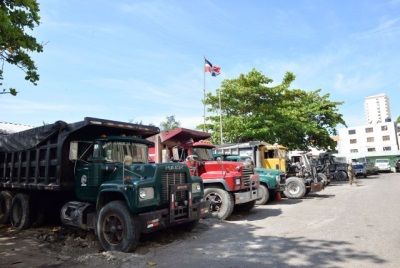 Ambiente retiene camiones volteos y retroexcavadoras por extracciones en ríos 