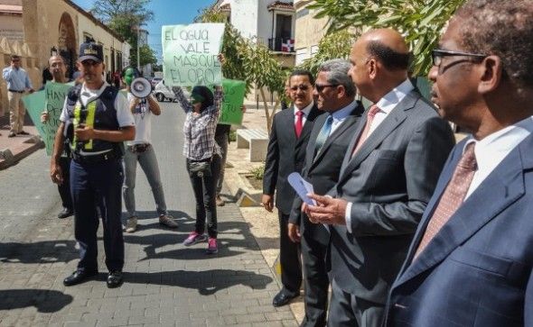 Manifestantes conmemoran “la muerte” del medio ambiente y piden renuncia de ministro