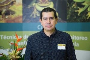 Pedro Galvis, biólogo de la empresa y uno de los autores de la guía.