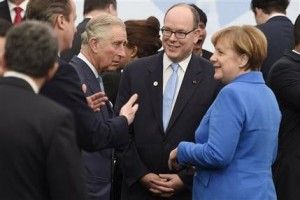 El primer ministro David Cameron, el príncipe Carlos de Inglaterra, el príncipe Albert II de Mónaco, y la canciller alemana Angela Merkel llegan a una foto de grupo como parte de la conferencia de cambio climático de la ONU (COP21), en Le Bourget, a las afueras de París, el lunes 30 de noviembre de 2015. Más de 150 líderes mundiales participan en la primera jornada de la cumbre, que terminará el 11 de diciembre y donde buscan un amplio acuerdo en materia de protección al medioambiente. (Martin Bureau/Pool Photo via AP)