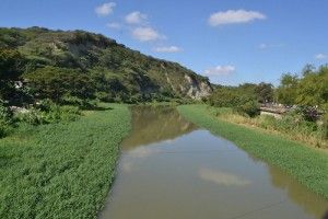 El Rio Yaque del Norte es la principal fuente de agua para la agricultura y el agua potable en Santiago y el Cibao, ha bajado su caudal y es afectado por una gran contaminación, en los 13.5 kilómetros del sector urbano que recorre en la segunda ciudad del país. Fotos: Máximo Laureano/acento.com.do Fecha: 28/01/2015