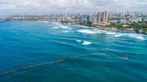 Una mancha de sargazo desplazándose desde el sureste hacia Santo Domingo al medio día del lunes 11 de mayo. ( MARVIN DEL CID)