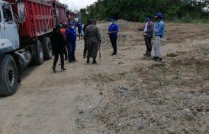 Las autoridades del Ministerio Público en el lugar donde se extraían materiales. (FUENTE EXTERNA)